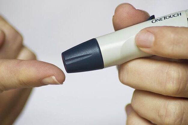 amostragem de sangue para medir o açúcar no diabetes